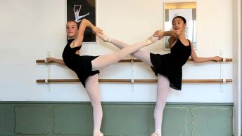 Twee ballet studenten aan de barre