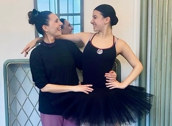 Balletdocent Mirella Simoncini met een van haar leerlingen in de studio na een les.