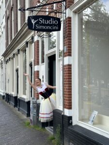 Summerschool Den Haag Pre Sale aankondiging door ballet student in de deuropening van de balletschool.