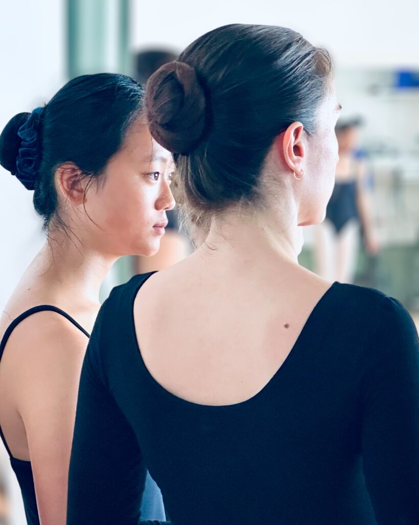 Balletleerlingen met een balletknot in de les bij Mirella Simoncini