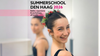 Balletstudent kijkt lachend over haar schouder in de camera, voorverkoop Summerschool Den Haag ballet en workshops