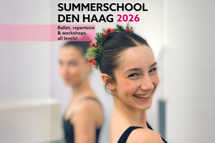Balletstudent kijkt lachend over haar schouder in de camera, voorverkoop Summerschool Den Haag ballet en workshops
